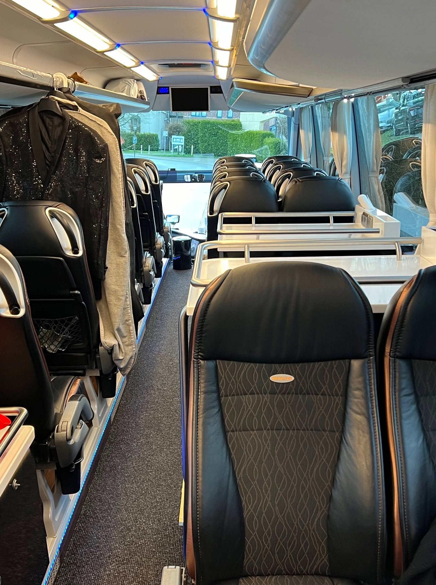 Bus-Innenraum mit Kleiderstange fuer Konzertgarderobe und Tischen