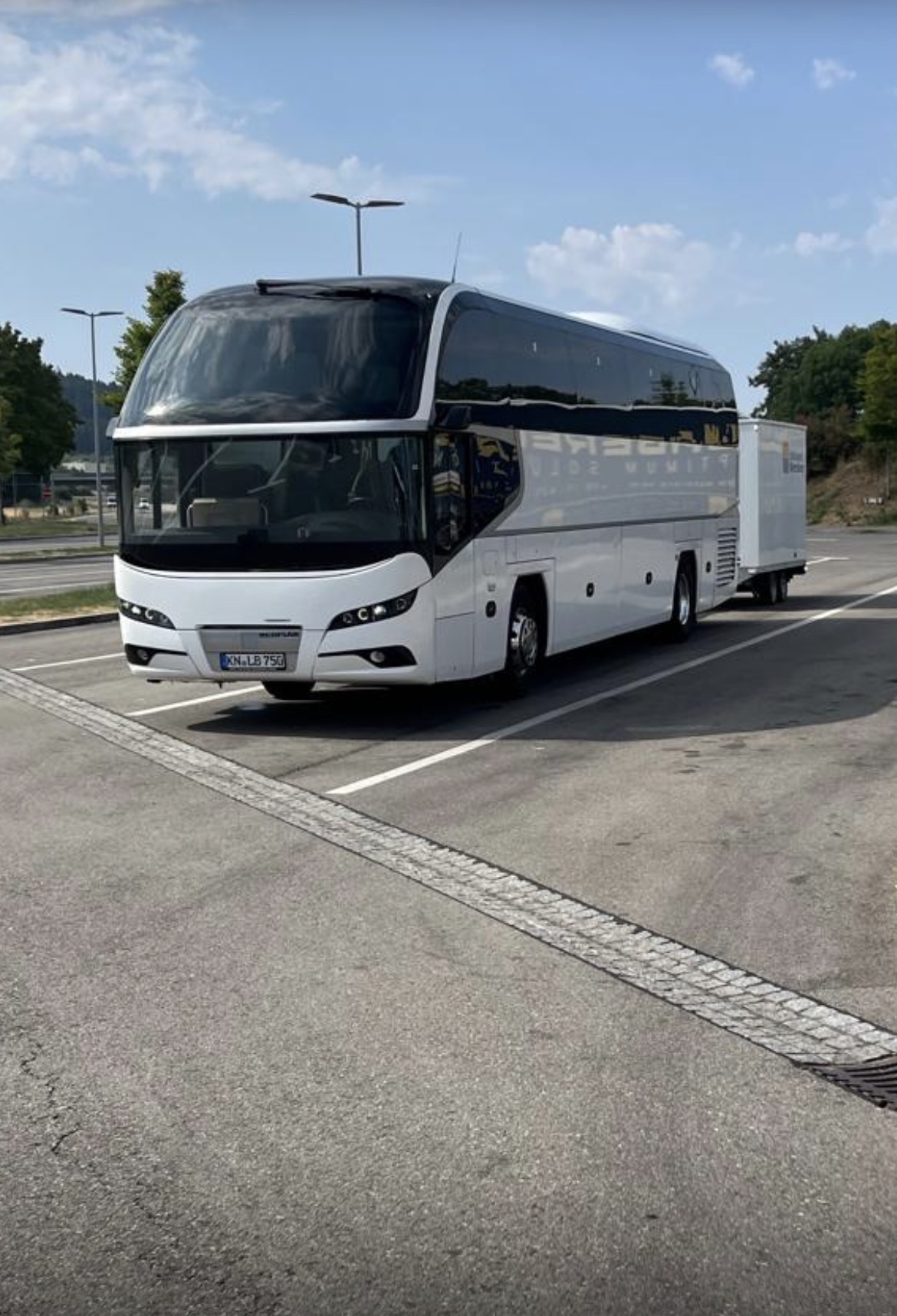 Reisebus mit Equipmentanhaenger fuer Orchestertournee