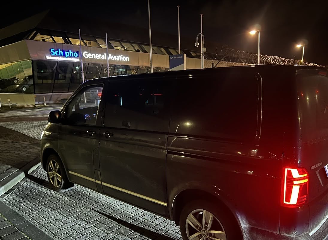 VW Multivan am General Aviation Terminal Schiphol fuer Solisten-Transfer